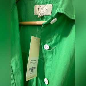 NWT! Womens green button up. Loose fit. Francesca’s size Small.